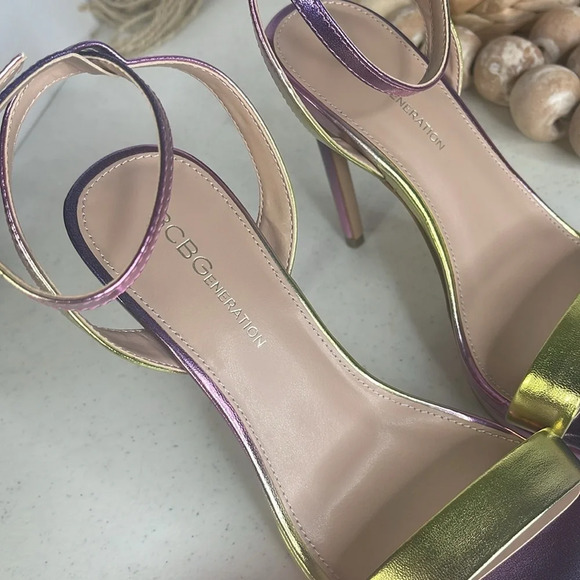 BCBGENERATION
Women's Cadence Metallic Sandals In Ombre Sz 7 - Picture 10 of 12